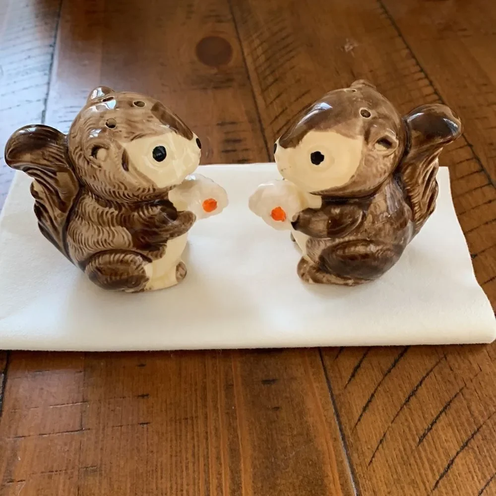 Vintage Squirrel Salt & Pepper‎ Ceramic Outdoor Woodsy Shakers Fall Autumn